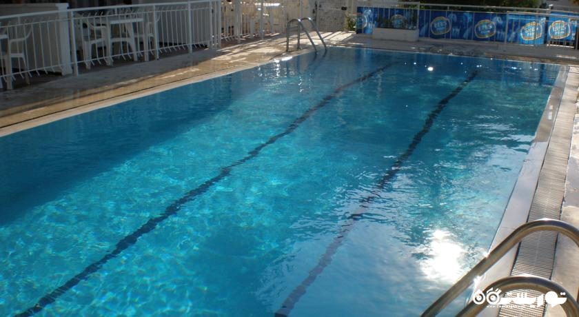 نمای استخر روباز هتل